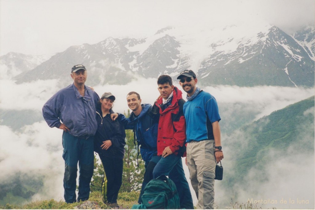 De izquierda a derecha: Oleg, Ola, Jesús Andújar, Quique y Jesús Santana con el Glaciar Koguters detrás